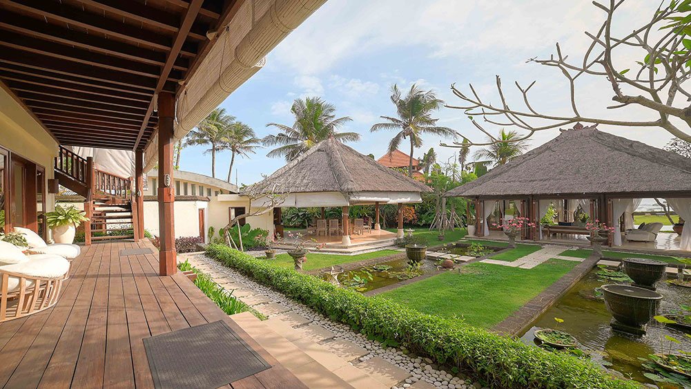 Villa Tanju - Relaxing Garden area and villa pathways